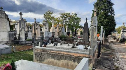 Le cimetière du Crêt de Roc à Saint-Étienne est fermé au public à cause des vents violents, le 29 mars 2024. (AURÉLIE JACQUAND / RADIO FRANCE)