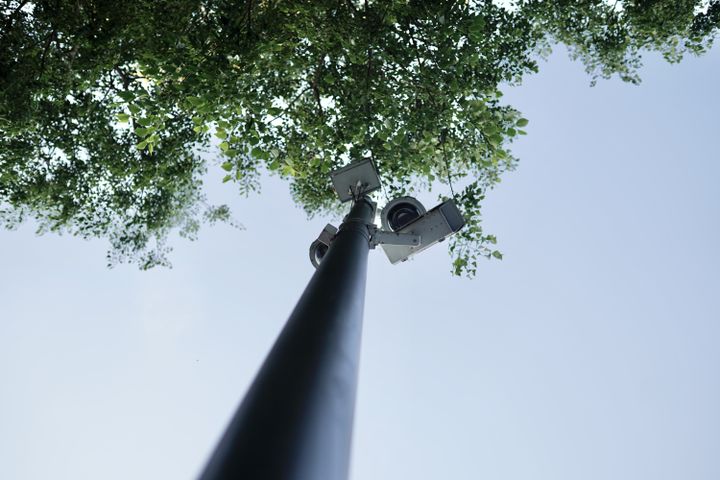 Des caméras de surveillance&nbsp;sur&nbsp;la&nbsp;place du Mandarous à Millau, le 9 juin 2021. (PIERRE-LOUIS CARON / FRANCEINFO)