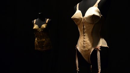 Du corset aux seins icôniques de Madonna en passant par ses tenues punk ou ses sirènes en tenue de mariée, l'exposition présente 130 ensembles couture et prêt-à-porter nés de son imagination visionnaire depuis 40 ans. Des photos aussi, des dessins, ses parfums et la photo de sa grand-mère aux célèbres corsets, ou encore l'ours en peluche Nana, victime de ses premiers essais maladroits quand il avait six ans.
 (EMMANUEL DUNAND / AFP)