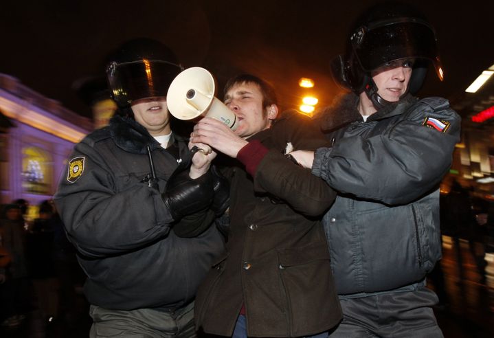 Des policiers russes aux prises avec un manifestant, le 4 d&eacute;cembre 2011 &agrave; Moscou (Russie). (ALEXANDER DEMIANCHUK / REUTERS)