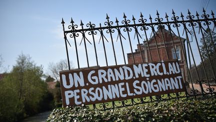 Un message de remerciement adressé au personnel soignant sur les grilles d'une habitation de Solesmes (Nord), le 12 avril 2020. (MAXPPP)