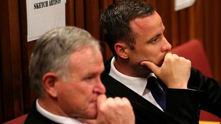 Oscar Pistorius aux côtés de son avocat (SIPHIWE SIBEKO / POOL)