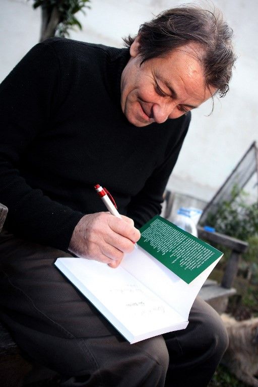 Cesare Battisti est aujourd'hu écrivain au Brésil. Ici il signe l'un de ses derniers romans "Ao Pe Do Muro" (Au pied du mur), sorti en 2012. 
 (ANDRE SUSIN / AGÊNCIA ESTADO)