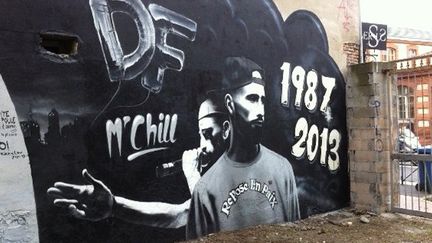 Une fresque en noir et blanc a été peinte en hommage sur un mur près des lieux de sa mort
 (Corinne Lebrave / France 3 Midi-Pyrénées)