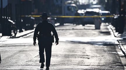 Un policier dans le quartier de La Nouvelle Orléans aux Etats-Unis après l'attaque qui a fait au moins 35 morts, mercredi 1er janvier. (ANDREW CABALLERO-REYNOLDS / AFP)