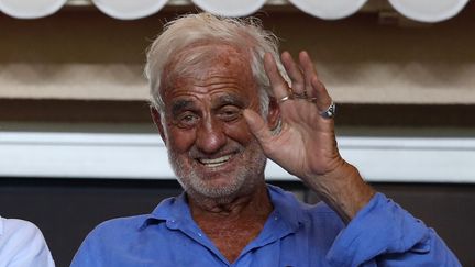 L'acteur Jean-Paul Belmondo assiste à un match de Ligue 1 à Monaco, le 4 août 2017. (VALERY HACHE / AFP)