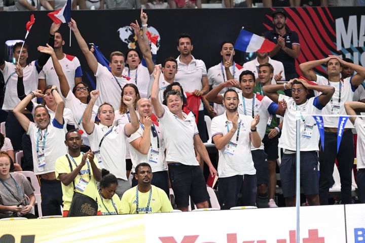 L'équipe de France réagit à la victoire de Léon Marchand sur le 400 m 4 nages, le 18 juin 2022, à Budapest. (KEMPINAIRE STEPHANE / KMSP)