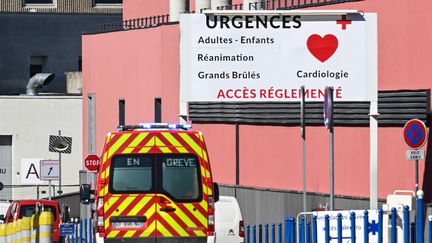 L'entrée des urgences du CHU de Lille, en pleine épidémie de coronavirus, le 25 mars 2020. (DENIS CHARLET / AFP)