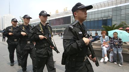 Des policiers chinois patrouillant &agrave; Shanghai (Chine), le 14 mai 2014. (WENG LEI / IMAGINECHINA / AFP)