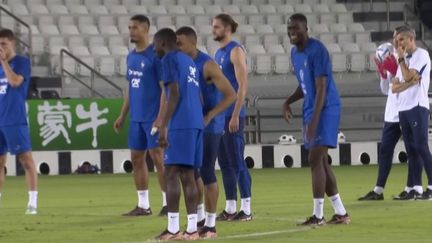 Le mondial des Bleus au Qatar débute dans des circonstances particulières, que ce soit sur ou en dehors du terrain. Le point, mardi 22 novembre, avec Simon Ricottier, envoyé spécial à Doha. (FRANCE 3)