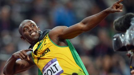 Le geste de victoire de Usain Bolt apr&egrave;s chacune de ses courses remport&eacute;e. Ici, pour sa m&eacute;daille d'or au 100 m lors des JO de Londres, le 5 ao&ucirc;t 2012. (ERIC FEFERBERG / AFP)