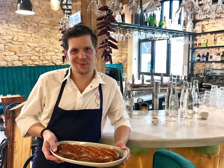 Florian Rémont et son saucisson végétal brioché (LAURENT MARIOTTE / RADIO FRANCE)