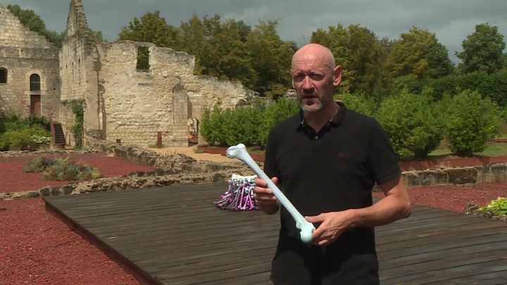 Vincent Guidault, responsable du Prieuré Saint-Cosme, évoque le passé du site qui a inspiré "Dégradé", une isntallation composée de 100 moulages de fémur fabriqués à partir de plastique de kayak. (France 3 Orléans S. Foucault)