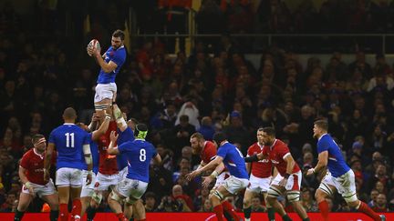 Le français Charles Ollivon attrape le ballon dans la ligne de touche lors du match du tournoi des Six Nations face au Pays de Galles, le 22 février 2020.
 (GEOFF CADDICK / AFP)