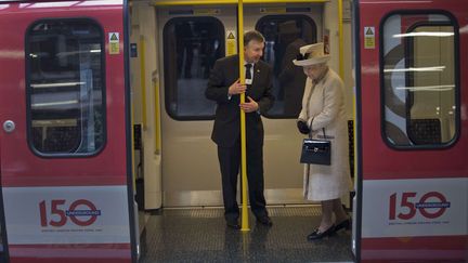 La reine d'Angleterre, Elizabeth II, visite une rame de m&eacute;tro &agrave; l'occasion du 150e anniversaire du m&eacute;tro londonien (Royaume-Uni), le 20 mars 2013. (MATT DUNHAM / AP / SIPA)