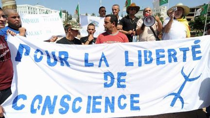 Manifestation pour la liberté de conscience à Tizi Ouzou, en août 2013. (FAROUK BATICHE / AFP)