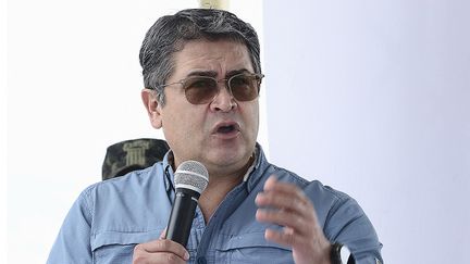 L'ex-président hondurien Juan Orlando Hernandez lors d'un discours pour le huitième anniversaire de la Police militaire de l'ordre public à Tegucigalpa, le 24 août 2021. (ORLANDO SIERRA / AFP)