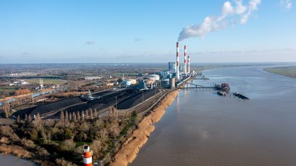 Vue aérienne de la centrale électrique à charbon de Cordemais (Loire-Atlantique), sur les bords de Loire, le 7 décembre 2022. (MAXPPP)