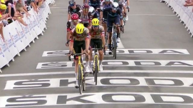 Le grand perdant de la journée se nomme Primoz Roglic. Après une journée galère, le Slovène concède 2 minutes et 8 secondes à son compatriote et rival Tadej Pogacar. Autre favori piégé aujourd'hui : Ben O'Connor, qui arrive 3 minutes et 22 secondes après Pogacar.