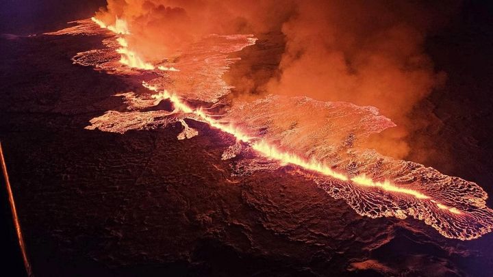 Des jets de laves de plus de 100 mètres de hauteur, le 18 décembre 2023, près de Grindavik (Islande). (DEPARTEMENT DE LA PROTECTION CIVILE ISLANDAIS / AFP)