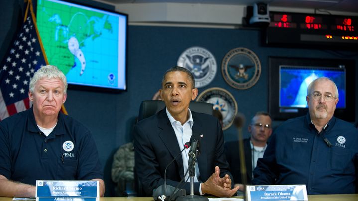 Barack Obama, au si&egrave;ge de l'agence f&eacute;d&eacute;rale charg&eacute;e des situations de crise&nbsp;(Fema), &agrave; Washington (Etats-Unis), le 28 octobre 2012. (NICHOLAS KAMM / AFP)