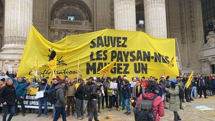 Les manifestants ont déployé une banderole avec le slogan "Sauvez les paysans et paysannes. Mangez 
un trader", le 5 décembre 2024, devant le Grand Palais à Paris. (SARAH D'HERS / FRANCEINFO)