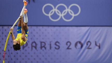 Armand Duplantis est devenu au Stade de France, le 5 août 2024, le champion olympique à la perche des JO de Paris 2024. (BEN STANSALL / AFP)