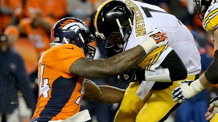 DeMarcus Ware en défense sur Ben Roethlisberger (DOUG PENSINGER / GETTY IMAGES NORTH AMERICA)