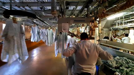 8&nbsp;000 chemises et&nbsp;22&nbsp;000&nbsp;draps sont lavés tous les jours dans cette usine au sein de la Pitié-Salpêtrière. (VALENTIN DUNATE / RADIO FRANCE)