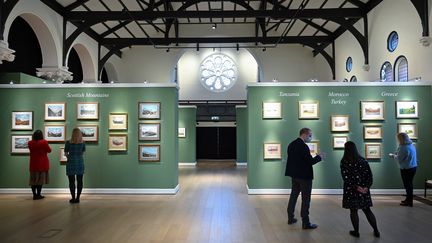 Exposition d'aquarelles du Prince Charles à la Garrison Chapel de Londres, le 12 janvier 2022 (JUSTIN TALLIS / AFP)