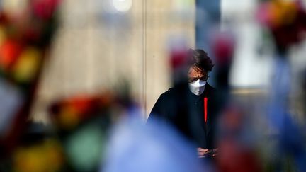 Un salarié sort du collège Jean de la Fontaine à Crépy-en-Valois dans l'Oise, le 3 mars 2020.&nbsp; (FRANCOIS NASCIMBENI / AFP)