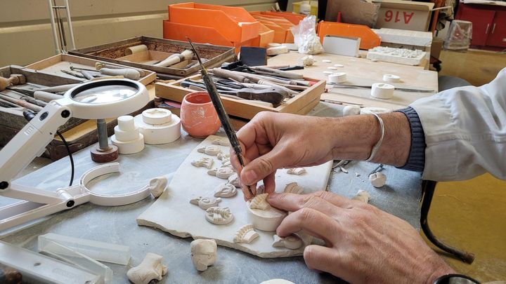 Alexandre Colas, de la faïencerie Colas à Coulanges-Sur-Yonne (Yonne),  sculpte un moule pour les fèves 2023. (ALEXIS ARADES / RADIOFRANCE)