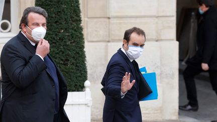 Le ministre chargé des Outre-Mer, Sébastien Lecornu (à droite) et Thierry Solère, conseiller du président de la République, à l'issue d'une réunion à l'Elysée à Paris le 21 janvier 2021&nbsp; (LUDOVIC MARIN / AFP)