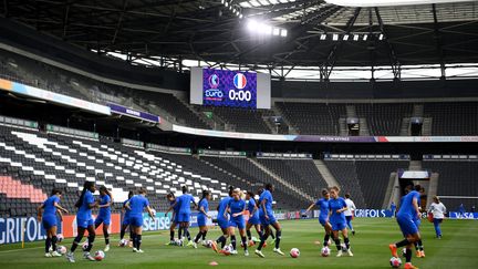 Les Françaises à l'entraînement sur la pelouse du Stadium MK, à Milton Keynes (Royaume-Uni), le 26 juillet 2022. (FRANCK FIFE / AFP)