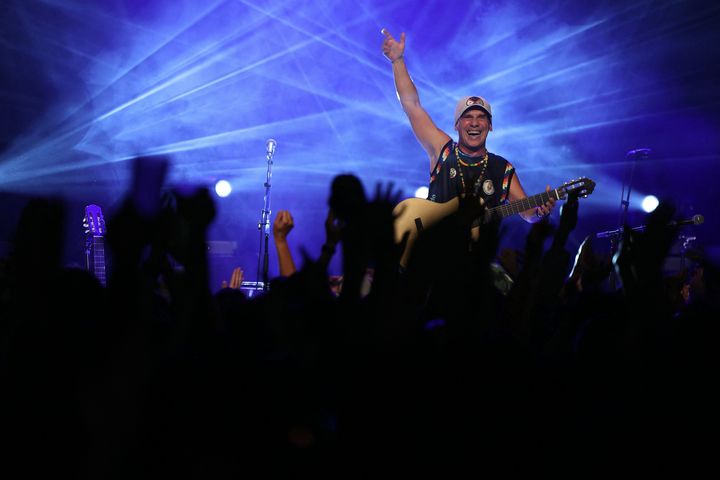 Le chanteur franco-espagnol Manu Chao se produit sur scène à Vitry-sur-Seine, le 17 septembre 2024. (THOMAS SAMSON / AFP)