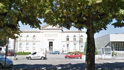 Capture d'écran de la façade principale du tribunal correctionnel de Lons-le-Saunier (Jura), le 17 juin 2017.&nbsp; (GOOGLE STREET VIEW / FRANCEINFO)