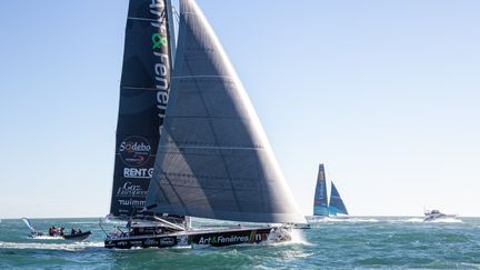 Le Français Fabrice Amedeo, au départ, le 8 novembre, des Sables d'Olonne.  (THIBAUD VAERMAN / HANS LUCAS)