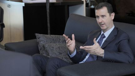 Le pr&eacute;sident syrien Bachar Al-Assad lors d'une interview pour un journal russe, &agrave; Damas. Photo diffus&eacute;e par l'agence Sana le 26 ao&ucirc;t 2013.&nbsp; (SANA / REUTERS)