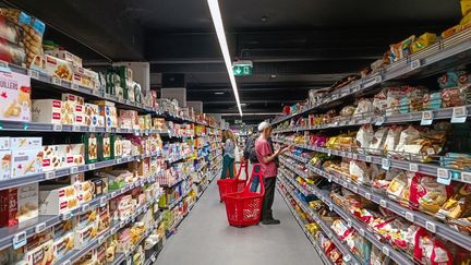 Clients dans un supermarché, à Paris, le 14 avril 2024. (RICCARDO MILANI / HANS LUCAS / AFP)