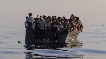 Des migrants secourus par l'Océan Viking, navire humanitaire de SOS Méditerranée, le 27 août 2022, au large de l'île de Lampedusa (Italie).&nbsp; (JEREMIAS GONZALEZ/AP/SIPA / SIPA)