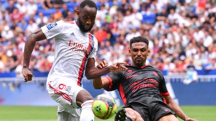 Le défenseur clermontois Cedric Hountondji tacle Moussa Dembélé au Groupama Stadium, le 22 août 2021. (PHILIPPE DESMAZES / AFP)