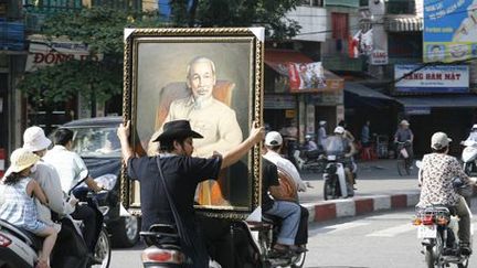 Dans une rue d'Hanoï, capitale du Vietnam, un motocycliste transporte un portrait de l'ancien dirigeant révolutionnaire, Ho Chi Minh (12 juin 2007). (Reuters - Kham)