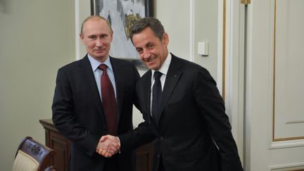 L'ancien chef de l'Etat fran&ccedil;ais Nicolas Sarkozy rencontre le pr&eacute;sident russe, Vladimir Poutine, dans sa r&eacute;sidence officielle de Novo-Ogaryovo, le 14 novembre 2012. (ALEKSEY NIKOLSKYI / RIA NOVOSTI)