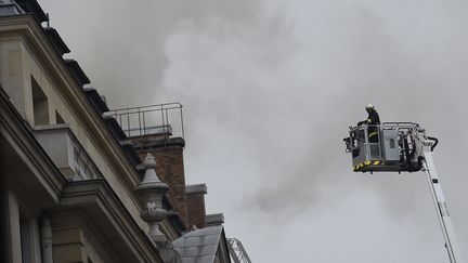 Un pompier s'apprête à rejoindre la zone de l'incendie du Ritz, le 19 janvier 2016 à Paris. (LIONEL BONAVENTURE / AFP)