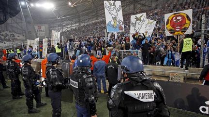 &nbsp; (Les forces de l'ordre ont dû intervenir pour contenir la colère des supporters © REUTERS / Jean-Paul Pelissier)