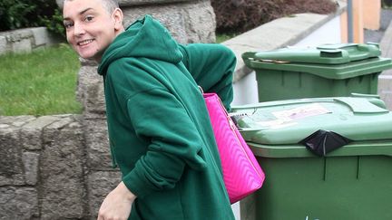 Malgr&eacute; un mariage, un divorce et une r&eacute;conciliation express (tout le monde suis?), Sinead O'Connor reste une femme comme tout le monde. Oui, elle sort les poubelles. (MATRIX / MAXPPP)