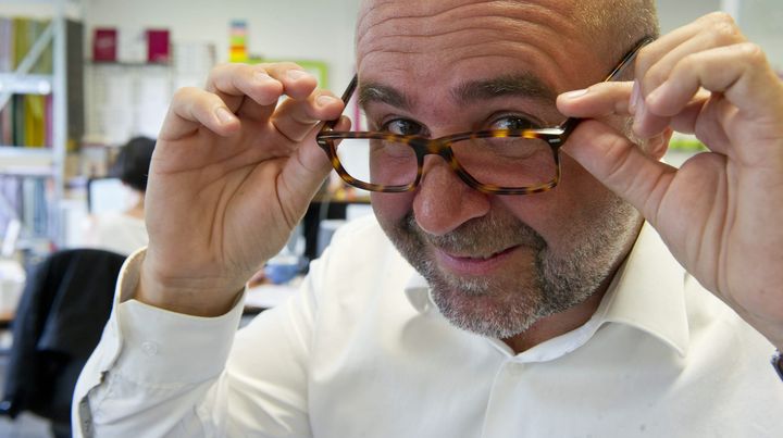 Maxime Rolandeau, un des directeurs de&nbsp;Roussilhe, pose avec des lunettes fabriqu&eacute;es par son entreprise, le 9 juillet 2014. (  MAXPPP)