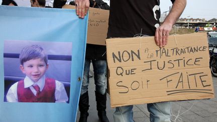 Une marche a &eacute;t&eacute; organis&eacute;e, le 16 mars 2011 &agrave; Melun (Seine-et-Marne), en hommage &agrave; Enzo, mort &agrave; l'&acirc;ge de 2 ans sous les coups du compagnon de sa m&egrave;re.&nbsp; (ARNAUD JOURNOIS / MAXPPP)