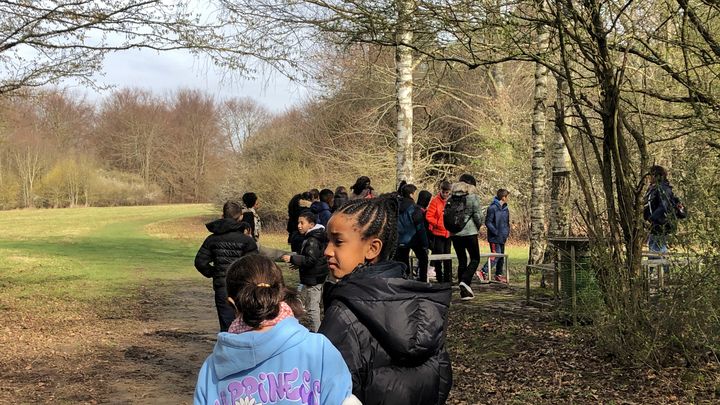 Maya et sa copine Kahina suivent la balade contée organisée par Laurent Azuelos, lundi 20 mars 2023 au parc du Sausset, à Aulnay-sous-Bois. (RACHEL RODRIGUES / FRANCEINFO)