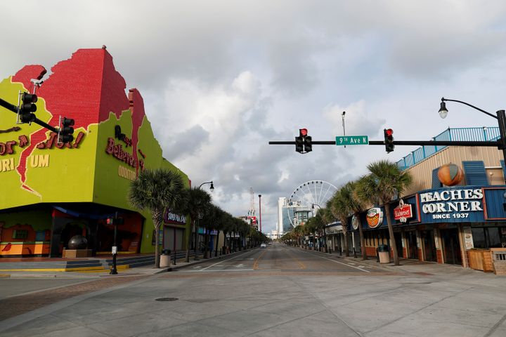 L'Ocean Boulevard est désert à&nbsp;Myrtle Beach (Caroline du Sud, Etats-Unis), le 11 septembre 2018, avant le passage de l'ouragan Florence.&nbsp; (RANDALL HILL / REUTERS)